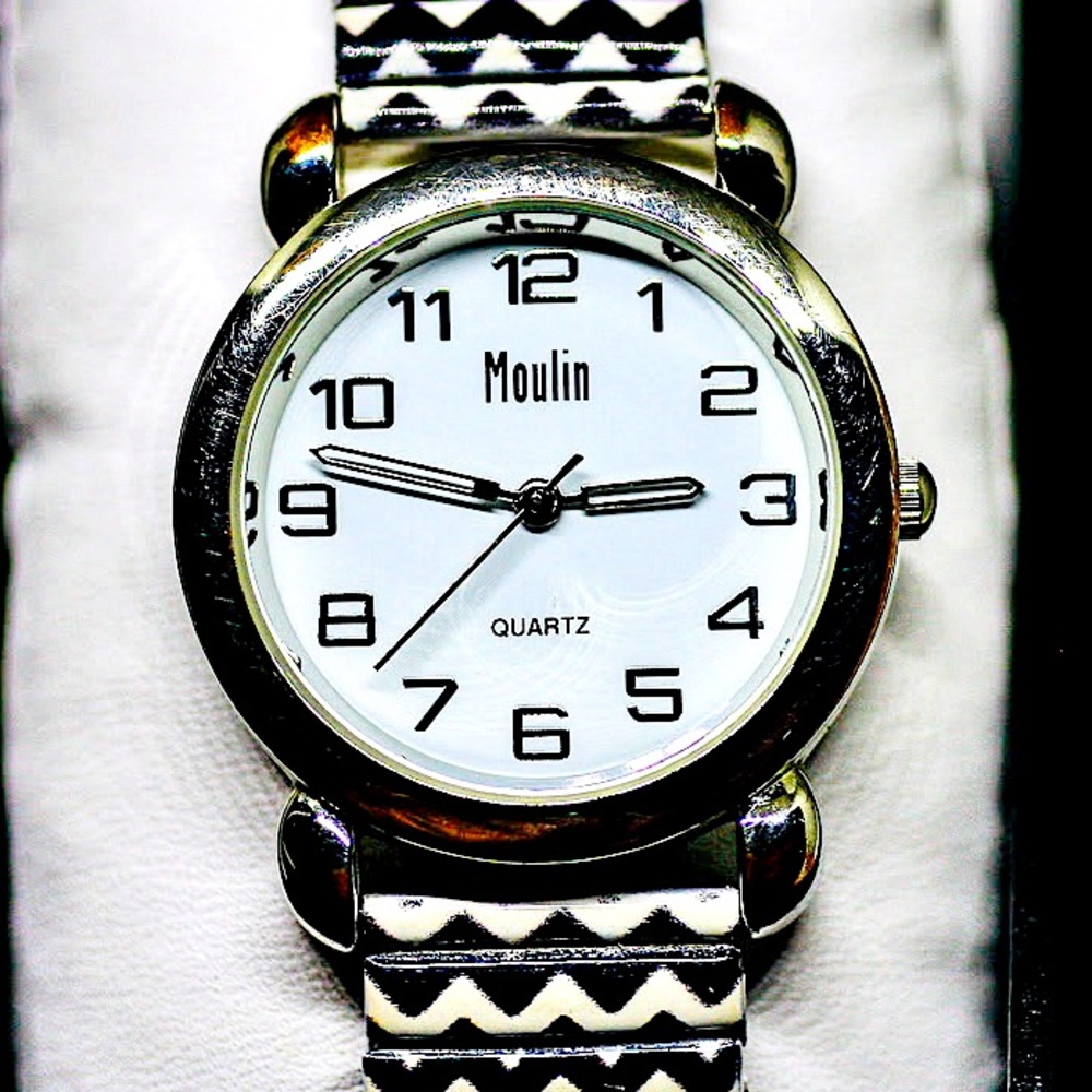 SOLD | B&W Chevron Stretchy Bracelet Strap Watch | New Battery - Picture 2 of 4
